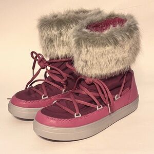 Crocs Lodge Point Lace-Up Snow Boots  W9 Faux Fur Trim Pomegranate 203423